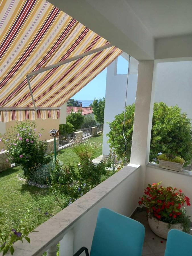 Apartman Katica Banjol Exteriör bild