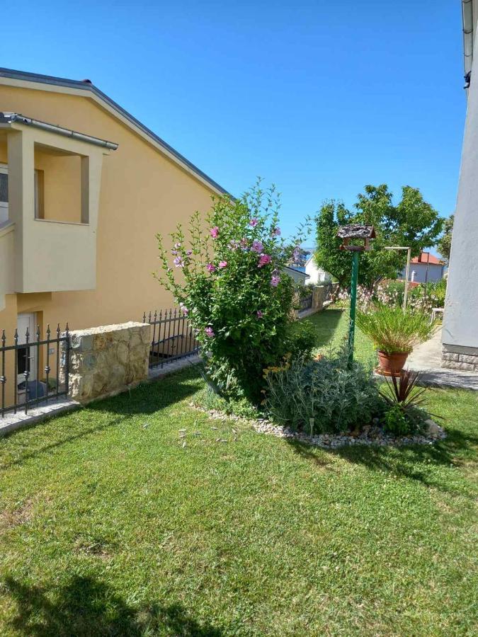 Apartman Katica Banjol Exteriör bild