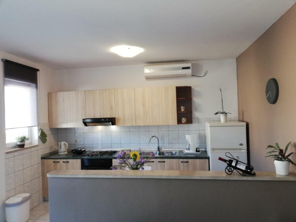 Apartman Katica Banjol Exteriör bild