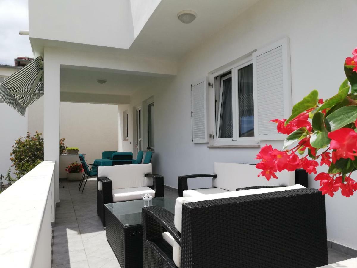 Apartman Katica Banjol Exteriör bild